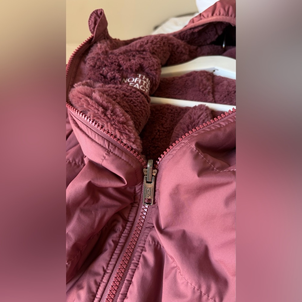 The North Face Girl’s Puffer Jacket in Rust/Burgundy - Picture 10 of 12